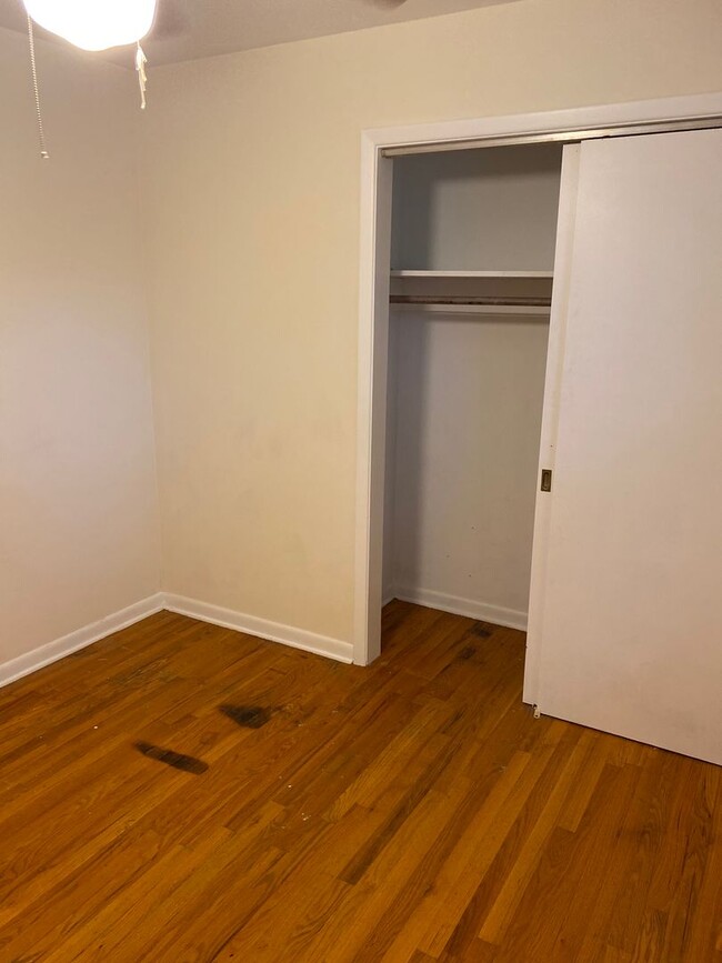 Building Photo - 3 bedroom single family home with huge bon...