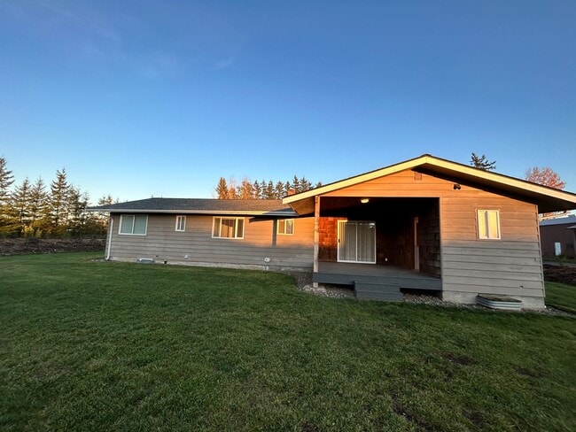 Building Photo - Rare 5-bedroom House with 1 Car Garage in Everson.