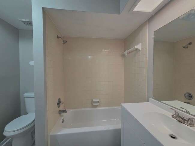Building Photo - Beautiful 2 Bedroom, 2 Bathroom Apartment ...