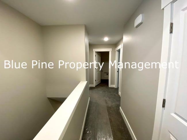 Building Photo - 1000 Sloane Wy