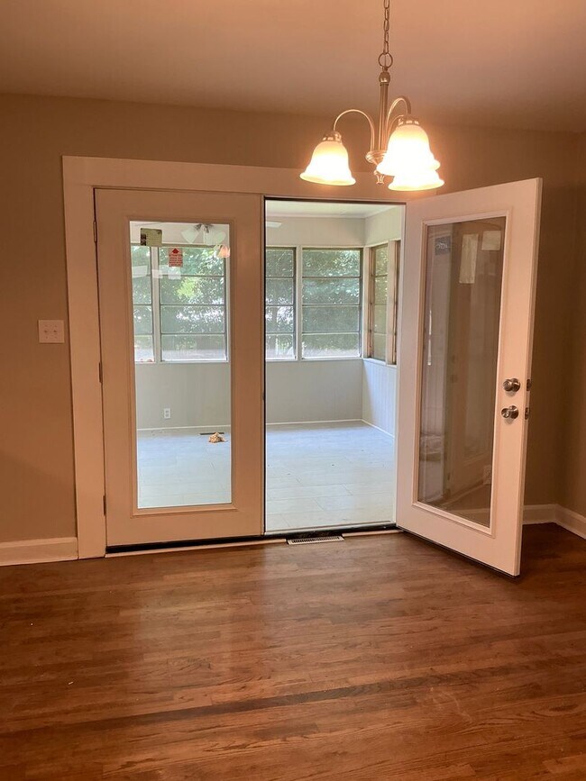 Building Photo - **COMING SOON! Beautiful Remodel In Progre...