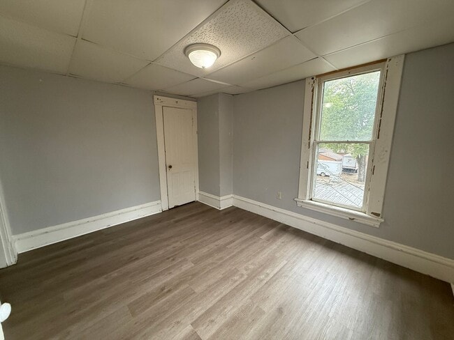 Building Photo - 1 Bedroom Upper Unit Apartment
