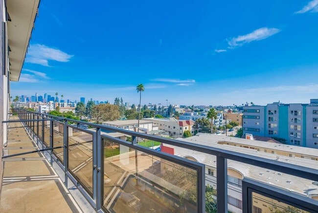 Building Photo - Prime Koreatown Brand New 2 Story Loft Style Unit! 6 Weeks Free Rent Concession