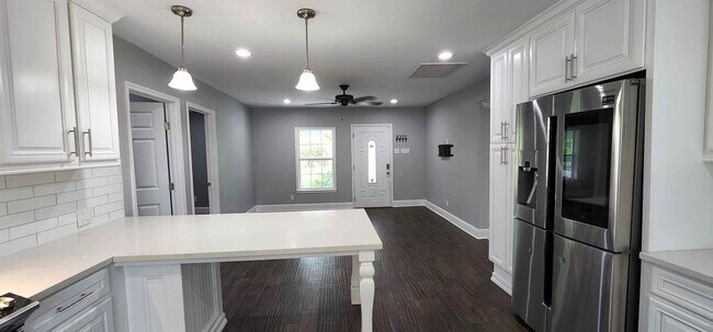 Building Photo - 105 Mable St