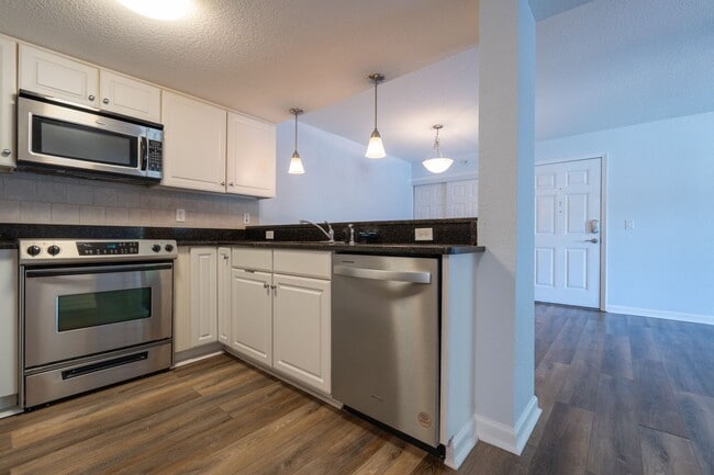 Building Photo - MOVE IN READY 2-bedroom in Virginia Beach!