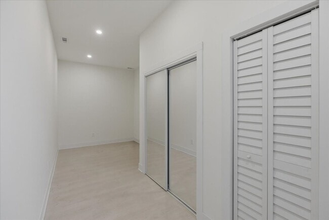 Building Photo - 2234 W Irving Park Rd