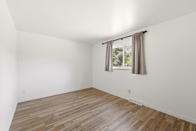 Building Photo - Huge Backyard - Remodeled 3 Bedroom 1.5 Bath Ready ASAP!