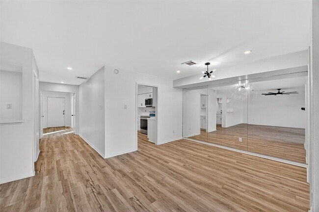 Building Photo - 14734 Perthshire Rd