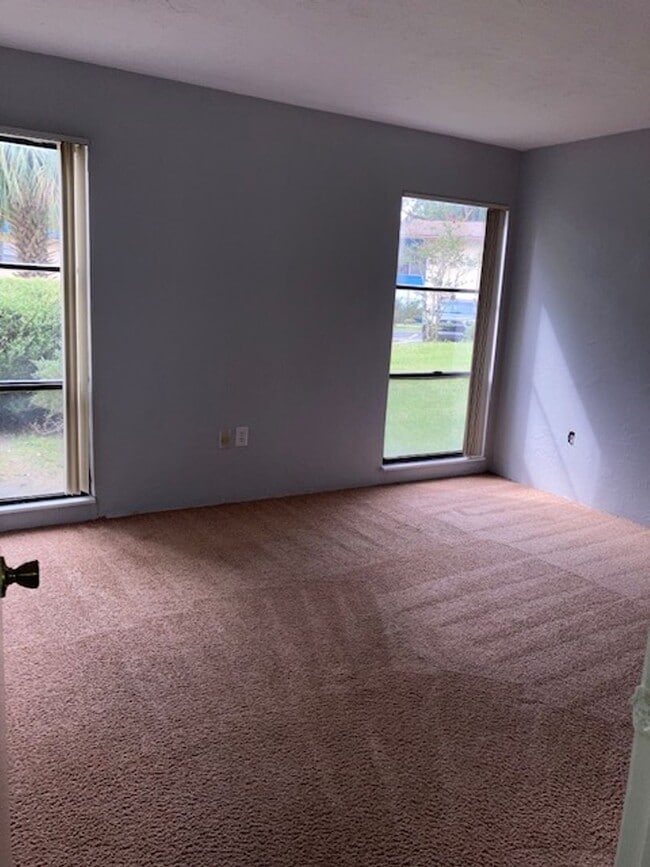 Building Photo - * MOVE IN SPECIAL * 1/2 OFF 2ND MONTH'S RENT!! Location, location, location! 876 SF Unit- 1 bd/ 1...