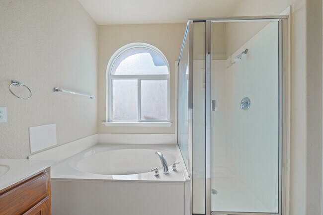 Building Photo - Spacious 4-Bed Home with Island Kitchen, Private Patio & Fenced Yard in Schertz