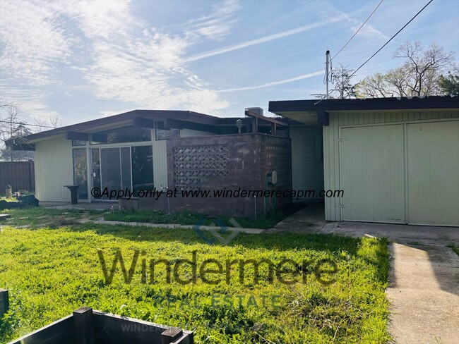 Building Photo - Mid-Century Modern Gem! 3 -Bed, 2-Bath wit...