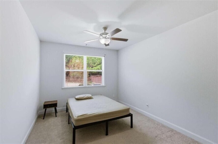 Building Photo - 1415 Dahlia Dr