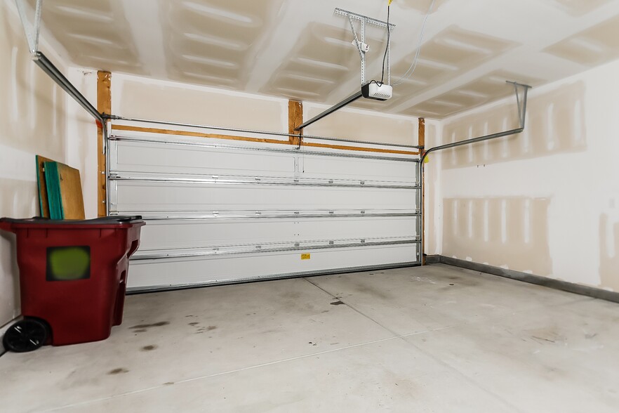 Building Photo - 135 S Reindeer Rd