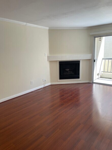 Building Photo - 5500 Owensmouth Ave