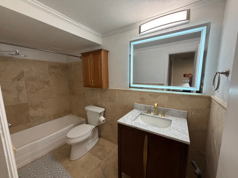 Building Photo - 405 Dunwoody St