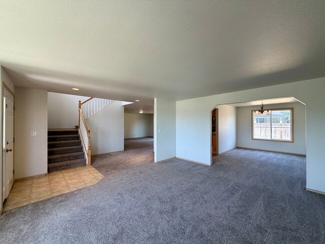 Building Photo - Spacious 4 Bedroom, 2.5 Bath w/3 Car Garage!