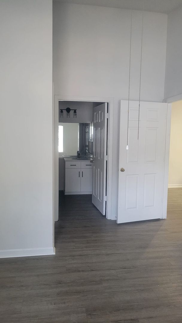 Building Photo - Beautiful and very large 2 bedrooms and 2 full baths Condo