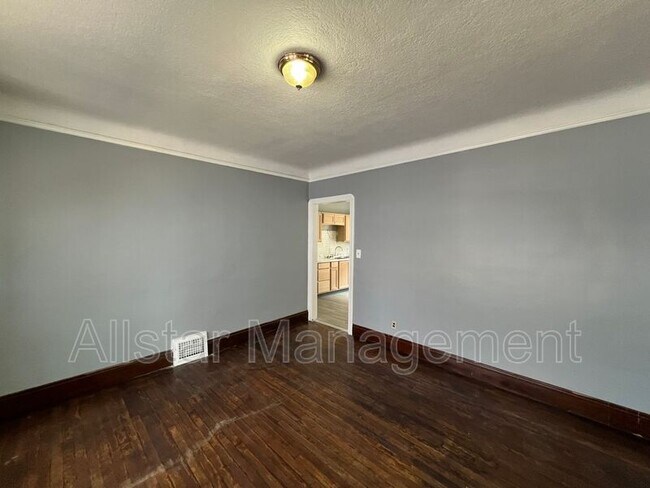 Building Photo - 3257 E 139th St
