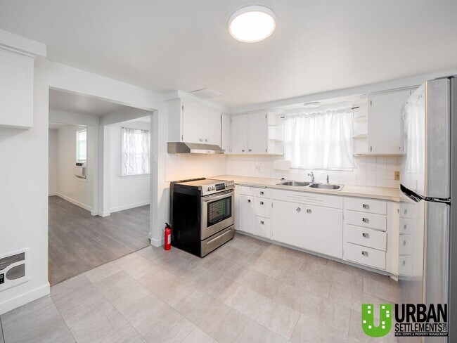 Building Photo - Hard-to-Find 2 Bed Home with HUGE Fenced Yard