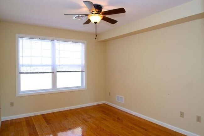 Building Photo - 204 River View Ln