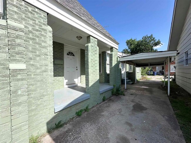 Building Photo - 2305 NW 15th St