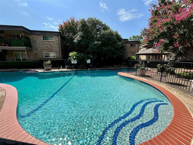 Building Photo - 7920 Royal Ln