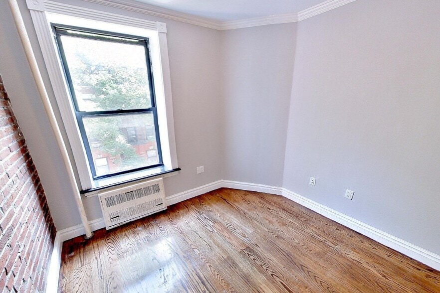 Building Photo - 420 E 9th St