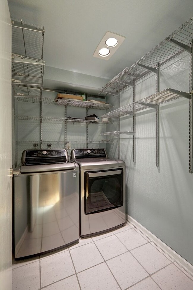 Building Photo - Amazing Bridle Trails 3BR 1.75BA Townhome ...