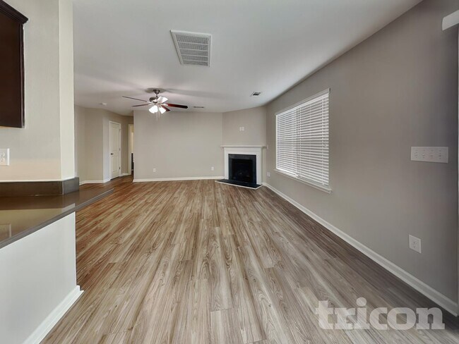 Building Photo - 2831 Village Center Dr