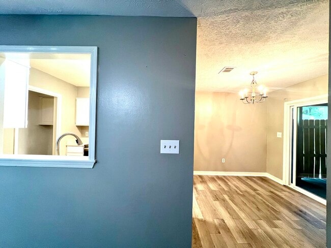 Building Photo - 117 Bent Creek Cir N