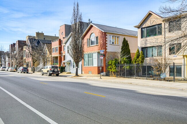 Building Photo - 2113 W Armitage Ave