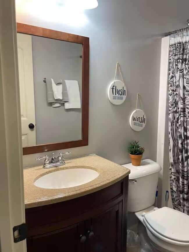 Building Photo - 206 E St