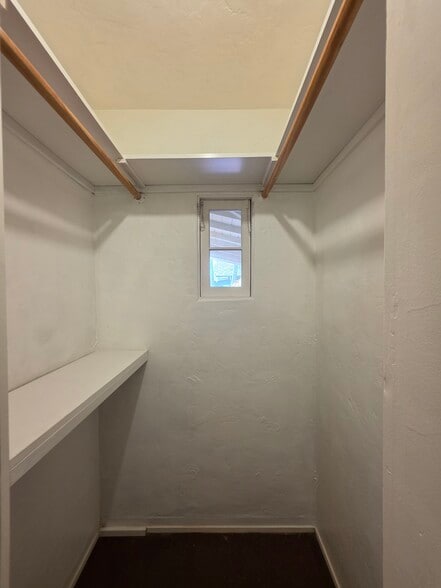 k - 4649 W Point Loma Blvd