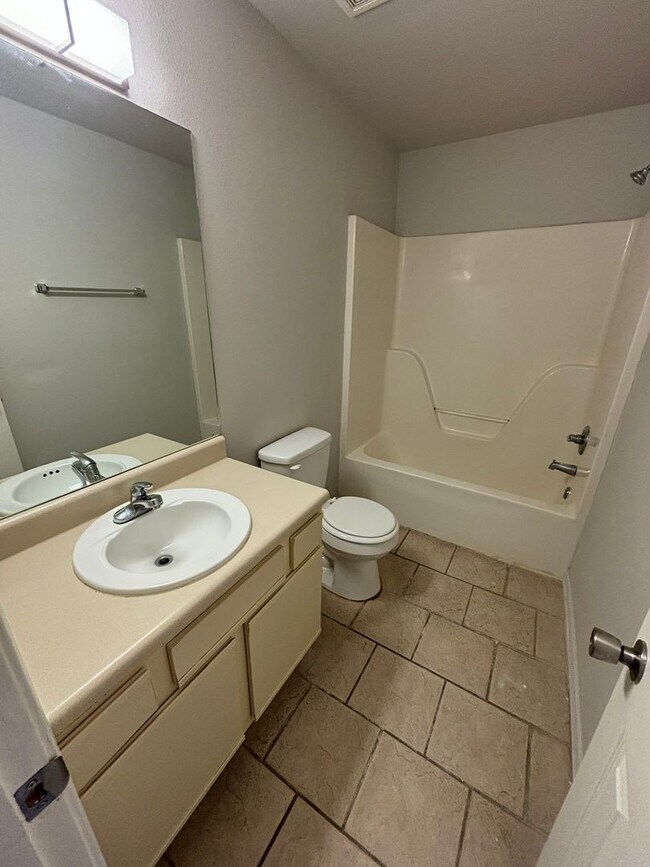 Building Photo - 954-956 N. Daisy Ln.