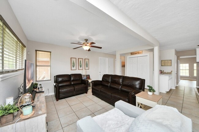 Building Photo - 2806 Oak Dr