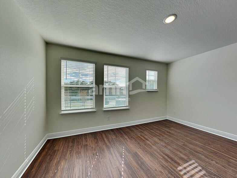 Building Photo - 820 Stairway Ln