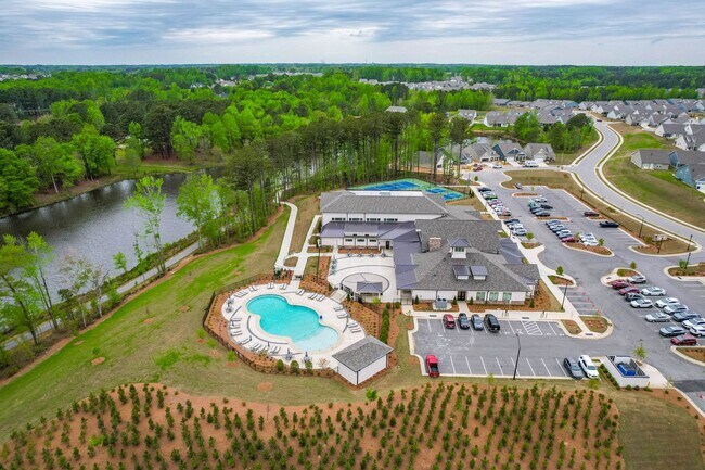 Building Photo - 55+ Del Webb community in Fuquay Varina with tons of amenities! -Available Now!