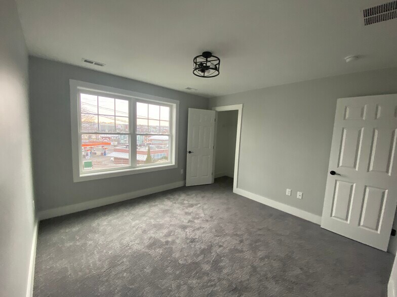 Building Photo - 32 Main St