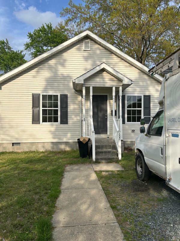 Primary Photo - 605 N Phillips St