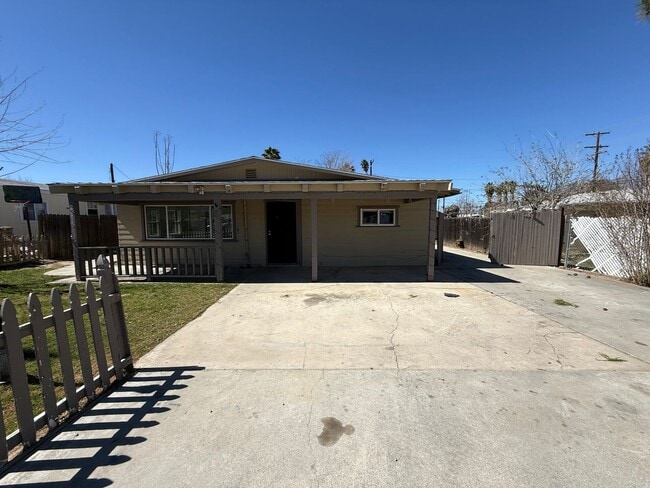 Building Photo - 3 Bedroom 1 Bath in Eat Hemet!