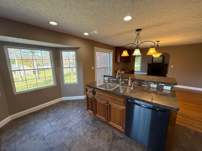 Building Photo - Spacious 4-Bedroom Property with In-Law Su...