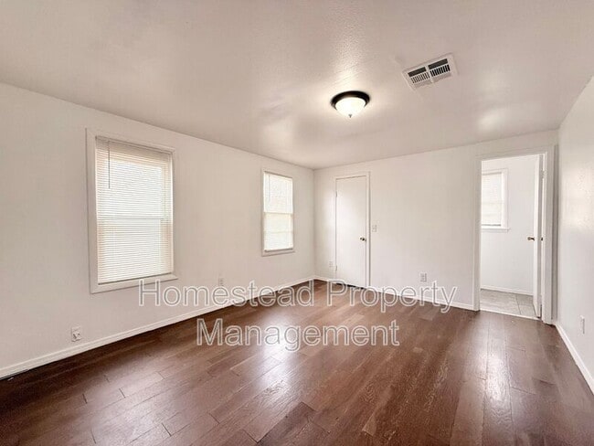 Building Photo - 4101 SE 42nd St