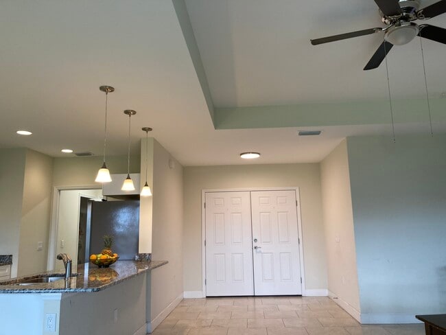 Building Photo - 350 Piper Ave