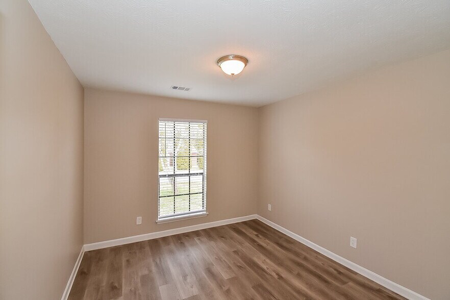 Building Photo - 306 River Chase Dr