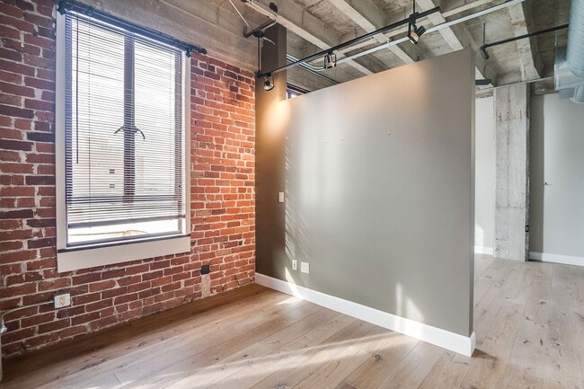 Building Photo - 114 W Adams St