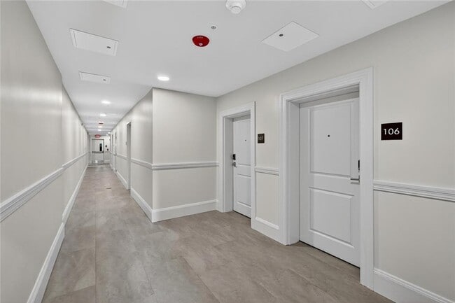 Building Photo - 1624 Lonsdale Ave