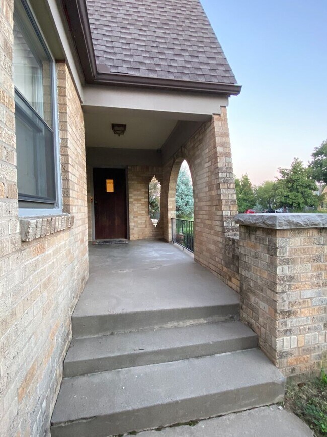 Building Photo - 2 Bedroom 2 Bathroom plus Bonus Room with ALL Appliances Included