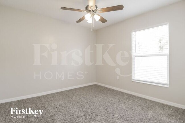 Building Photo - 2800 Fifer Dr