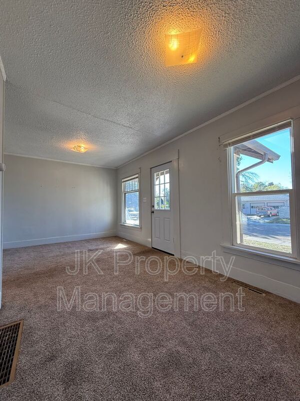Building Photo - 511 33rd St N