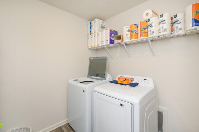 Building Photo - Charming 4-Bed Home in Quiet DeFuniak Spri...